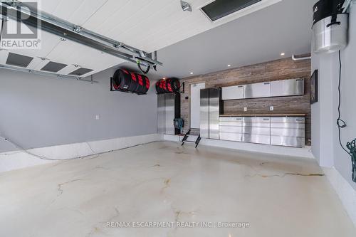 8788 Dogwood Crescent, Niagara Falls, ON - Indoor Photo Showing Garage