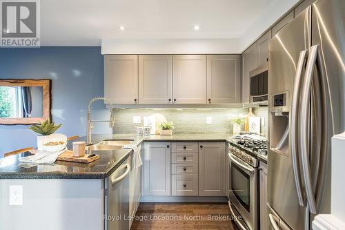 21 Robertson Street, Collingwood, ON - Indoor Photo Showing Kitchen With Stainless Steel Kitchen With Upgraded Kitchen