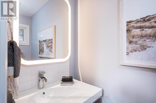 21 Robertson Street, Collingwood, ON - Indoor Photo Showing Bathroom