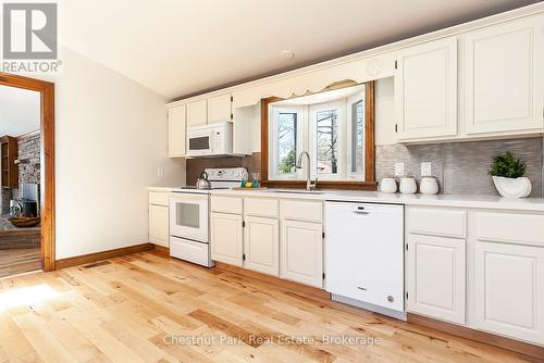 90 Edgewater Road, Wasaga Beach, ON - Indoor Photo Showing Kitchen