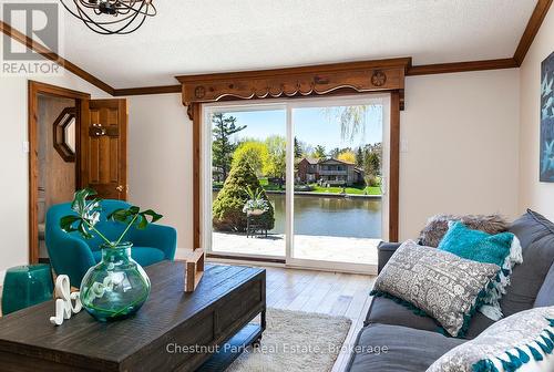 90 Edgewater Road, Wasaga Beach, ON - Indoor Photo Showing Living Room