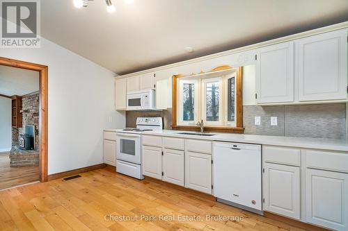 90 Edgewater Road, Wasaga Beach, ON - Indoor Photo Showing Kitchen