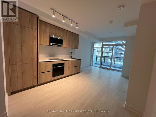 818 - 117 Broadway Avenue, Toronto, ON - Indoor Photo Showing Kitchen