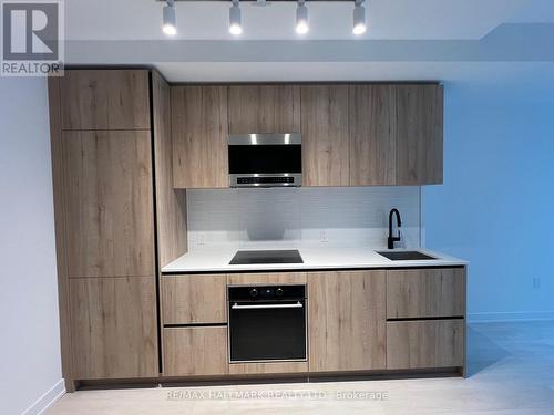 818 - 117 Broadway Avenue, Toronto, ON - Indoor Photo Showing Kitchen