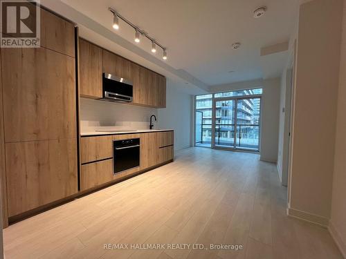 818 - 117 Broadway Avenue, Toronto, ON - Indoor Photo Showing Kitchen