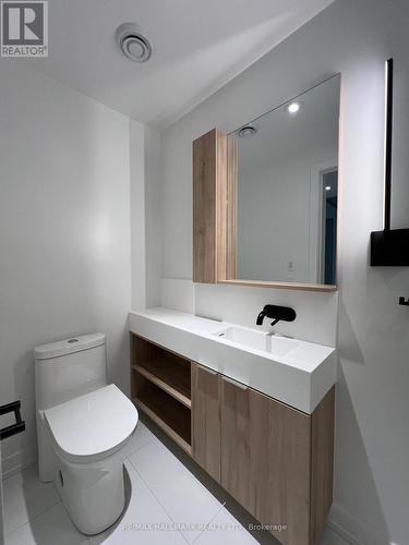 818 - 117 Broadway Avenue, Toronto, ON - Indoor Photo Showing Bathroom