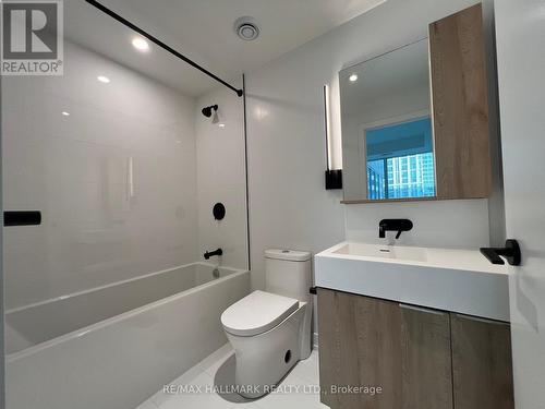 818 - 117 Broadway Avenue, Toronto, ON - Indoor Photo Showing Bathroom