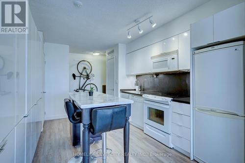 641 - 15 Iceboat Terrace, Toronto, ON - Indoor Photo Showing Kitchen