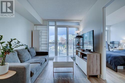 641 - 15 Iceboat Terrace, Toronto, ON - Indoor Photo Showing Living Room