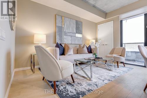 711 - 383 Sorauren Avenue, Toronto, ON - Indoor Photo Showing Living Room