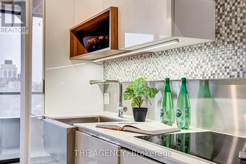 711 - 383 Sorauren Avenue, Toronto, ON - Indoor Photo Showing Kitchen