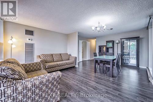 401 - 60 Inverlochy Boulevard, Markham, ON - Indoor Photo Showing Living Room