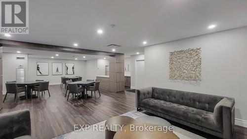 401 - 60 Inverlochy Boulevard, Markham, ON - Indoor Photo Showing Living Room