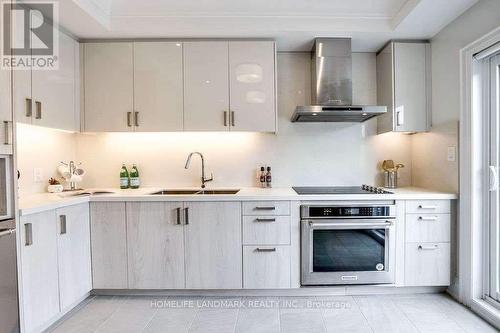 91 Feeney Lane, Markham, ON - Indoor Photo Showing Kitchen With Double Sink With Upgraded Kitchen