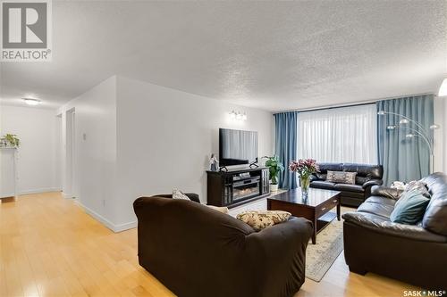 28 2707 7Th Street E, Saskatoon, SK - Indoor Photo Showing Living Room