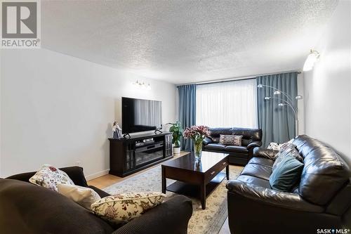 28 2707 7Th Street E, Saskatoon, SK - Indoor Photo Showing Living Room