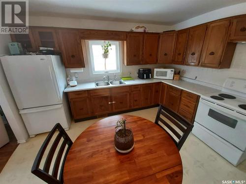 2627 Lindsay Street, Regina, SK - Indoor Photo Showing Kitchen With Double Sink