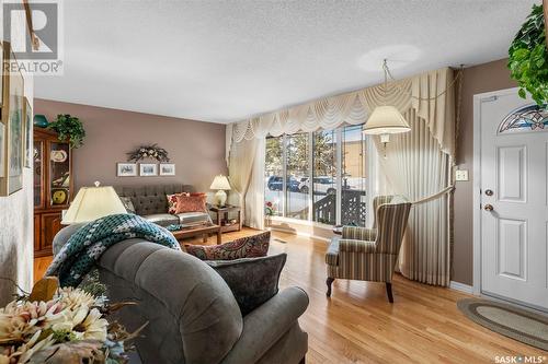 1008 Northumberland Avenue, Saskatoon, SK - Indoor Photo Showing Living Room