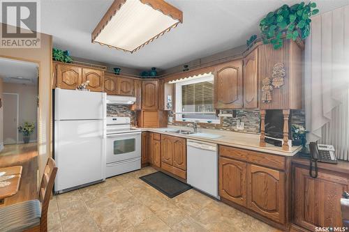 1008 Northumberland Avenue, Saskatoon, SK - Indoor Photo Showing Kitchen With Double Sink