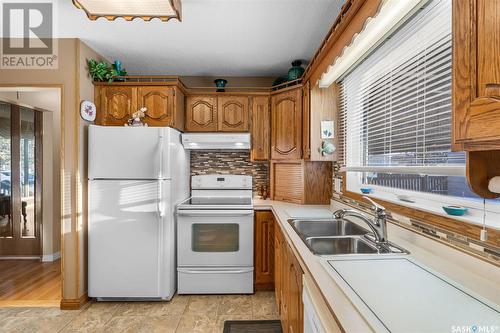 1008 Northumberland Avenue, Saskatoon, SK - Indoor Photo Showing Kitchen With Double Sink