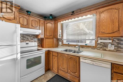 1008 Northumberland Avenue, Saskatoon, SK - Indoor Photo Showing Kitchen With Double Sink