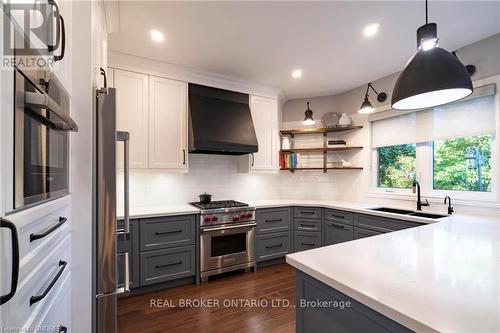 1621 Bayshire Drive, Oakville, ON - Indoor Photo Showing Kitchen With Upgraded Kitchen