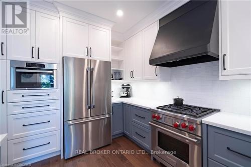 1621 Bayshire Drive, Oakville, ON - Indoor Photo Showing Kitchen With Upgraded Kitchen