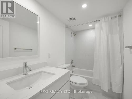 305 - 35 Strangford Lane, Toronto, ON - Indoor Photo Showing Bathroom