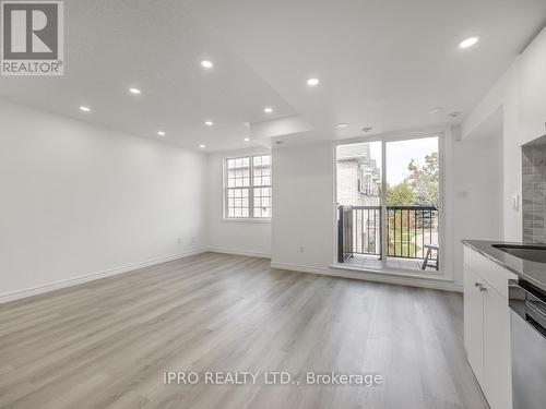 305 - 35 Strangford Lane, Toronto, ON - Indoor Photo Showing Kitchen With Upgraded Kitchen