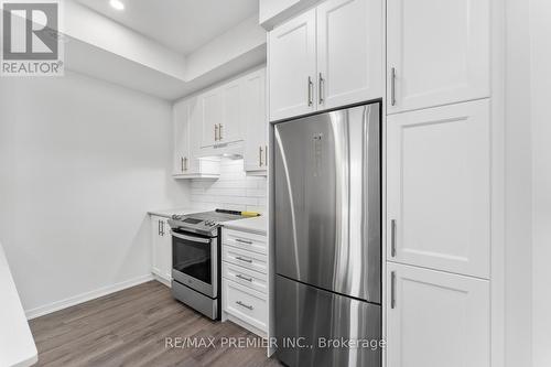 338 - 100 Honeycrisp Crescent, Vaughan, ON - Indoor Photo Showing Kitchen