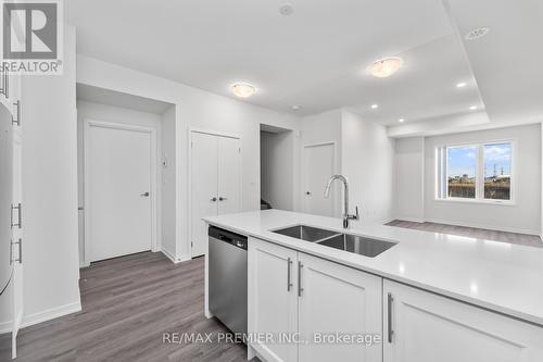 338 - 100 Honeycrisp Crescent, Vaughan, ON - Indoor Photo Showing Kitchen With Double Sink