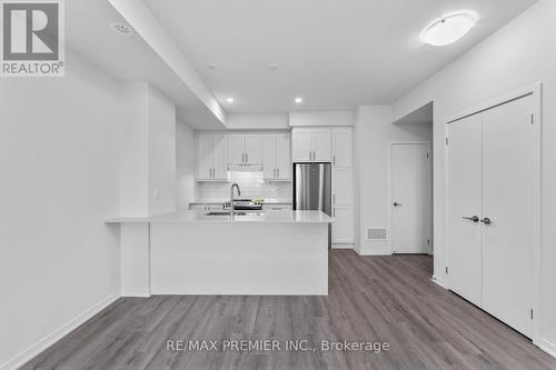 338 - 100 Honeycrisp Crescent, Vaughan, ON - Indoor Photo Showing Kitchen