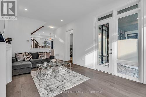 34 Globemaster Lane S, Richmond Hill, ON - Indoor Photo Showing Living Room