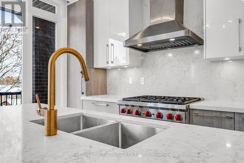 34 Globemaster Lane S, Richmond Hill, ON - Indoor Photo Showing Kitchen With Double Sink With Upgraded Kitchen