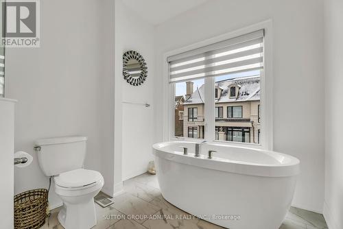 34 Globemaster Lane S, Richmond Hill, ON - Indoor Photo Showing Bathroom