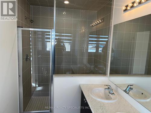 2 Prudhoe Terrace, Barrie, ON - Indoor Photo Showing Bathroom