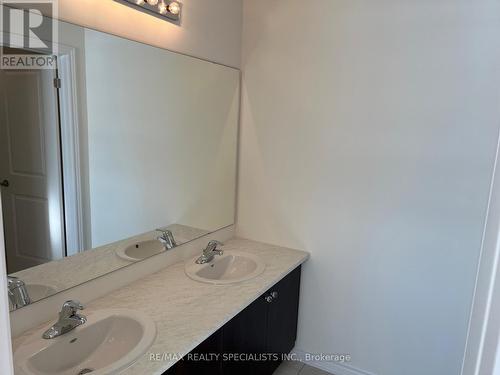 2 Prudhoe Terrace, Barrie, ON - Indoor Photo Showing Bathroom