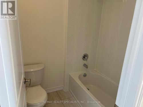 2 Prudhoe Terrace, Barrie, ON - Indoor Photo Showing Bathroom