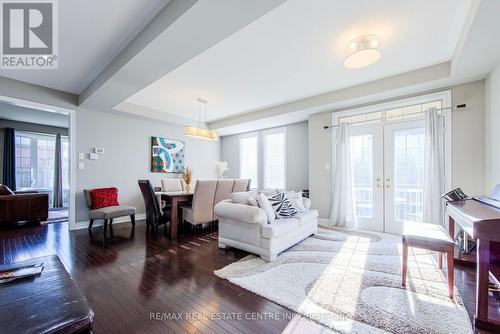 30 Deanston Court, Brampton, ON - Indoor Photo Showing Living Room