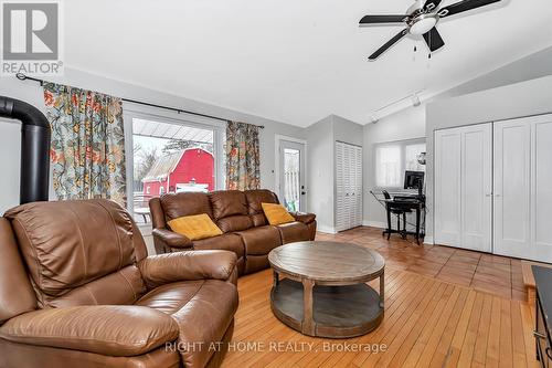 5516 Lion Street, Ottawa, ON - Indoor Photo Showing Living Room