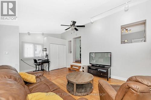 5516 Lion Street, Ottawa, ON - Indoor Photo Showing Living Room