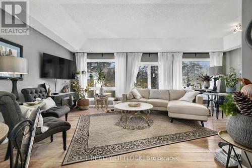 396 Spillsbury Drive, Peterborough (Otonabee), ON - Indoor Photo Showing Living Room