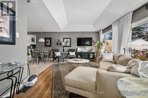 396 Spillsbury Drive, Peterborough (Otonabee), ON - Indoor Photo Showing Living Room