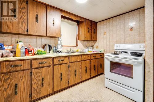 4 Mcr Drive, Leamington, ON - Indoor Photo Showing Kitchen