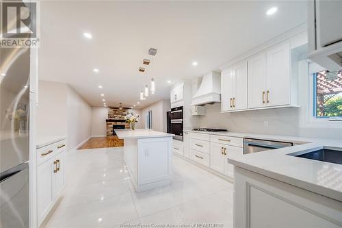 12303 Vickery Lane, Tecumseh, ON - Indoor Photo Showing Kitchen With Upgraded Kitchen