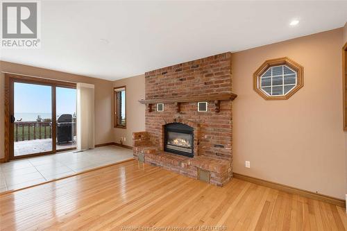 385 Lakeview Drive, Lakeshore, ON - Indoor Photo Showing Living Room With Fireplace