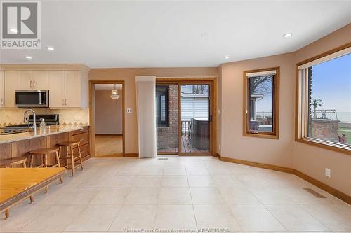 385 Lakeview Drive, Lakeshore, ON - Indoor Photo Showing Kitchen