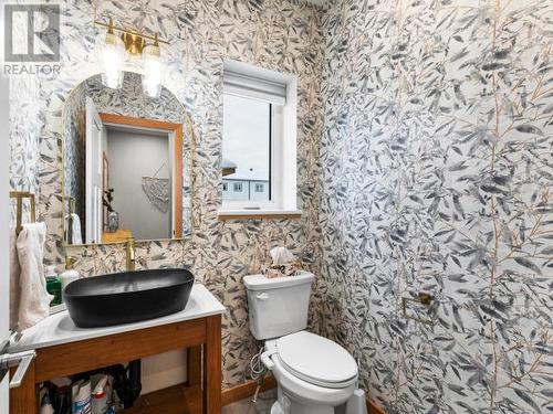 2 Scotia Lane, Whitehorse, YT - Indoor Photo Showing Bathroom