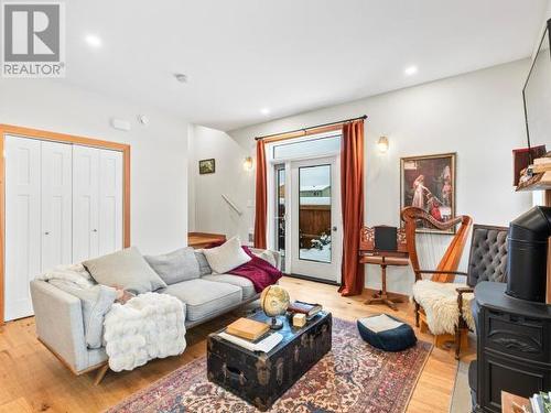 2 Scotia Lane, Whitehorse, YT - Indoor Photo Showing Living Room