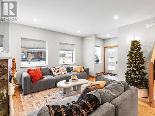 2 Scotia Lane, Whitehorse, YT - Indoor Photo Showing Living Room